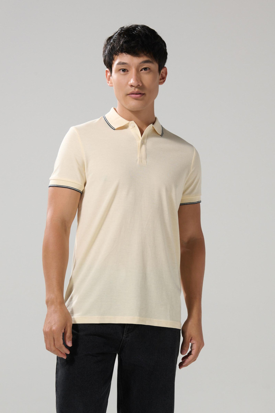 Camiseta polo unicolor con aberturas y manga corta