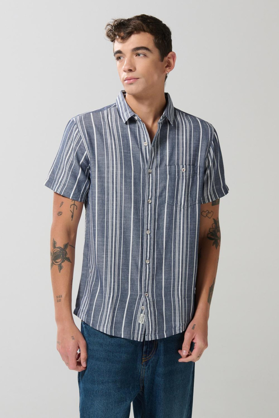 Camisa cuello sport collar unicolor con rayas en contraste