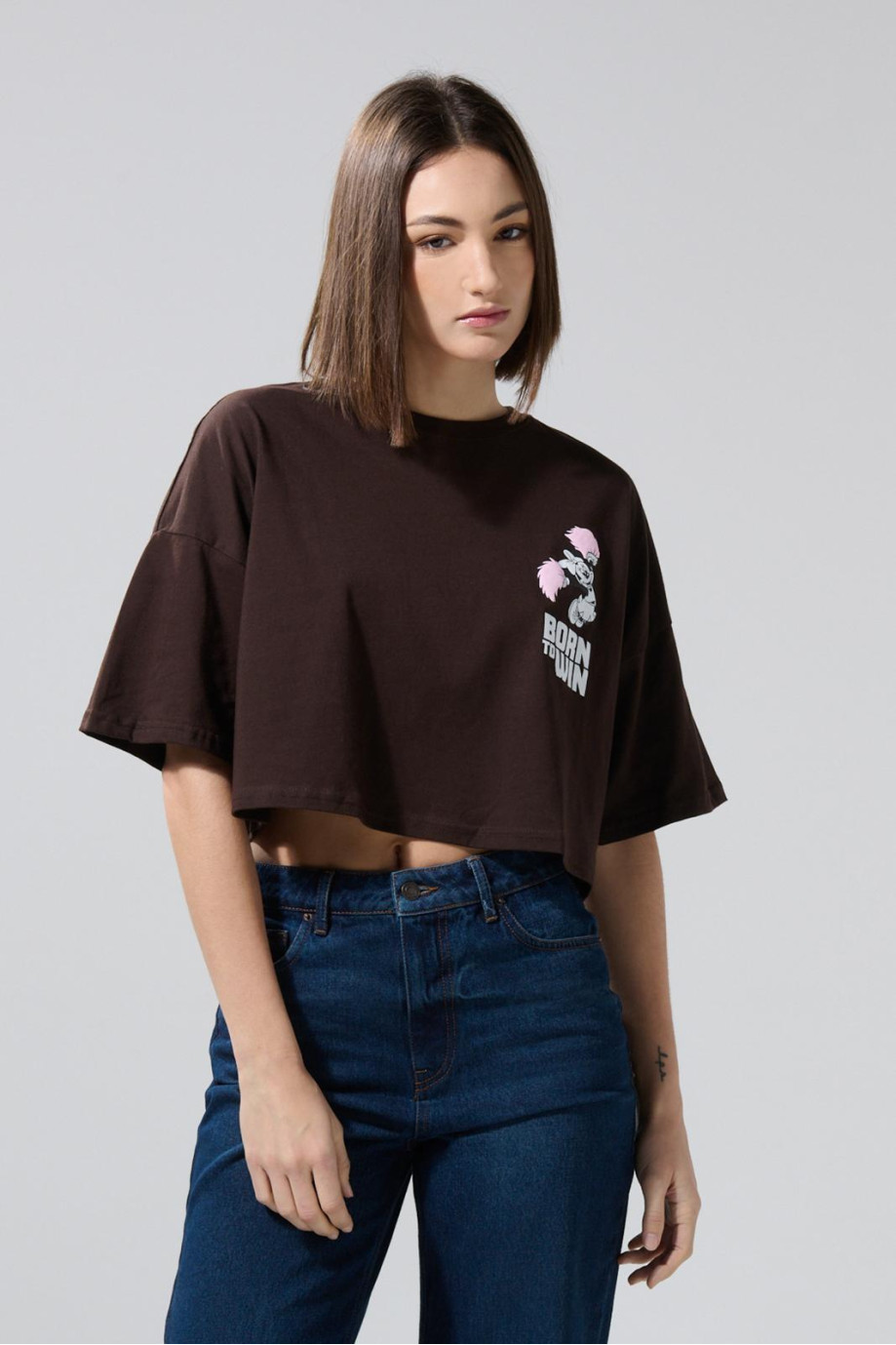 Camiseta crop top café oscura oversize con arte de Minnie