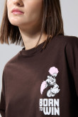 Camiseta crop top café oscura oversize con arte de Minnie