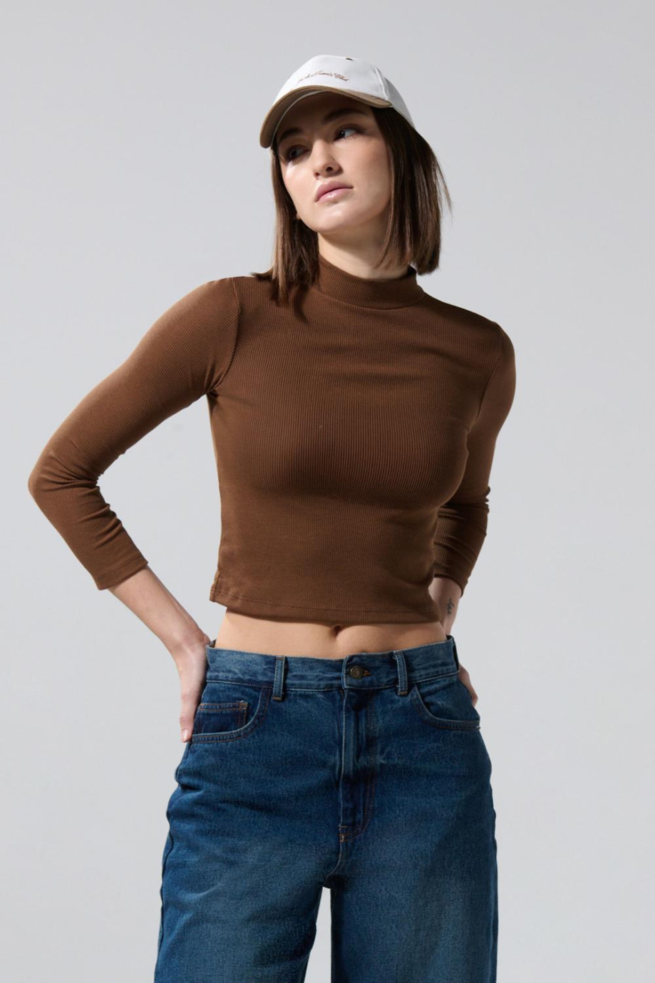 Camiseta cuello alto unicolor en rib con manga larga