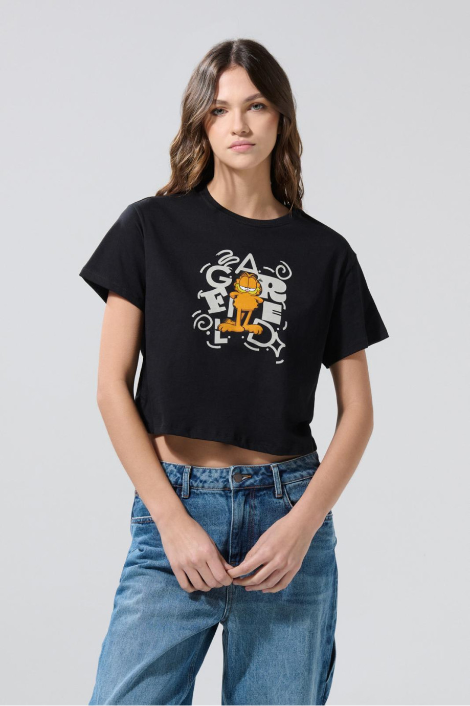 Camiseta crop top negra con estampado de Garfield