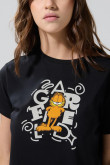 Camiseta crop top negra con estampado de Garfield