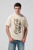 Camiseta kaki clara manga corta con diseño de Coca-Cola