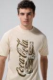 Camiseta kaki clara manga corta con diseño de Coca-Cola