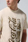 Camiseta kaki clara manga corta con diseño de Coca-Cola