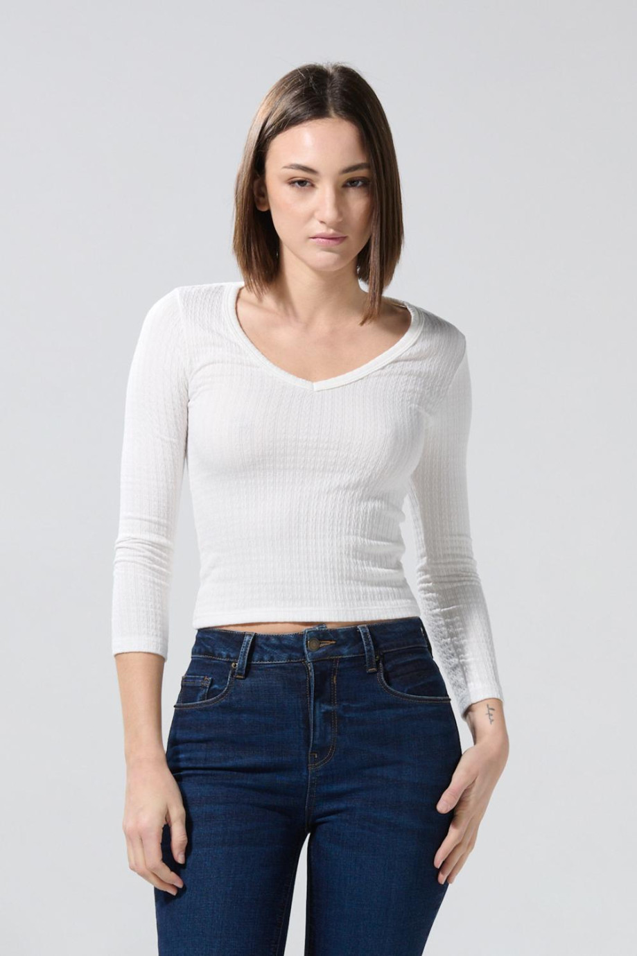 Camiseta cuello V crema clara con manga larga