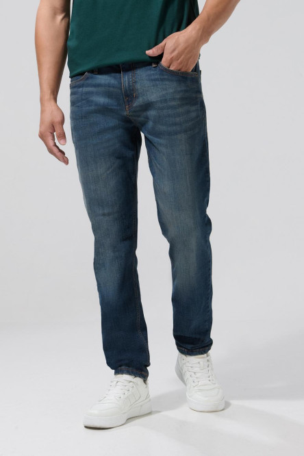 Jean slim azul ceñido con ligeros desgastes y tiro bajo