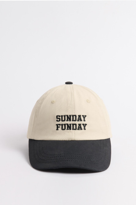 Cachucha sin refuerzo, con visera y botón en contraste, cierre plástico, bordado en frente en pieza y sesgo en tela cuerpo.