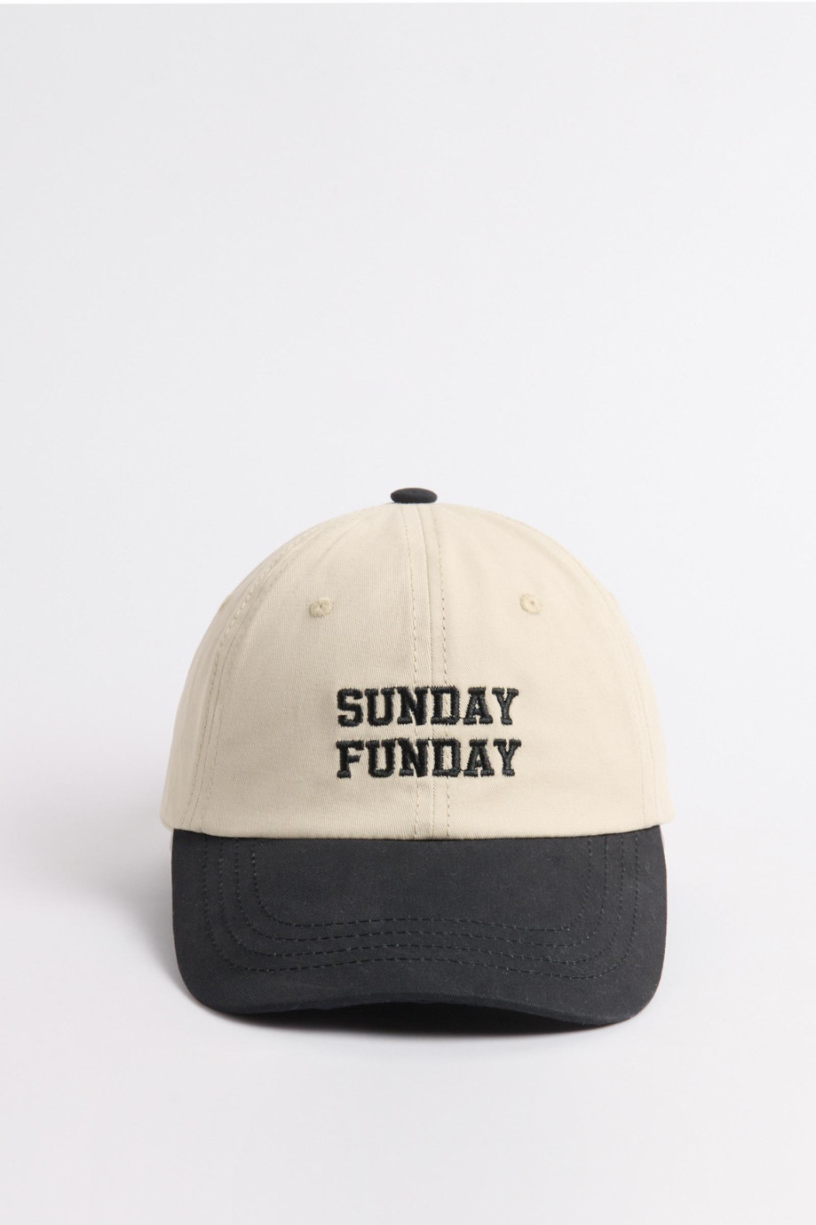 Cachucha sin refuerzo, con visera y botón en contraste, cierre plástico, bordado en frente en pieza y sesgo en tela cuerpo.