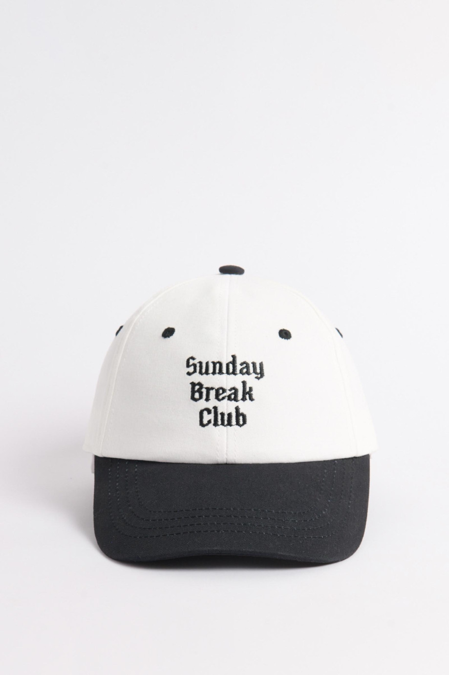 Cachucha con refuerzo, con visera, ojales y botón en contraste, cierre plástico, bordado en frente en gorra terminada y sesgo fo