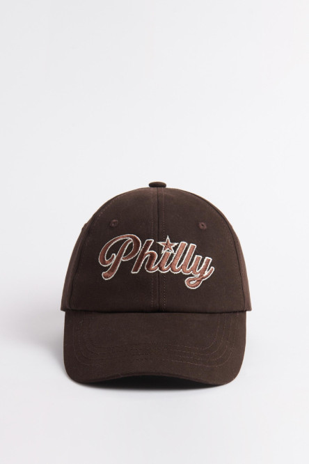 Cachucha con refuerzo, unicolor, cierre trabilla, bordado en frente en pieza y sesgo twill.