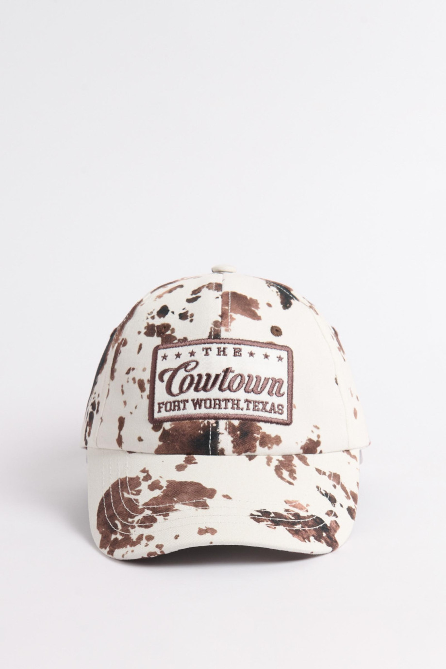 Cachucha con refuerzo, estampada con bordado cierre trabilla.