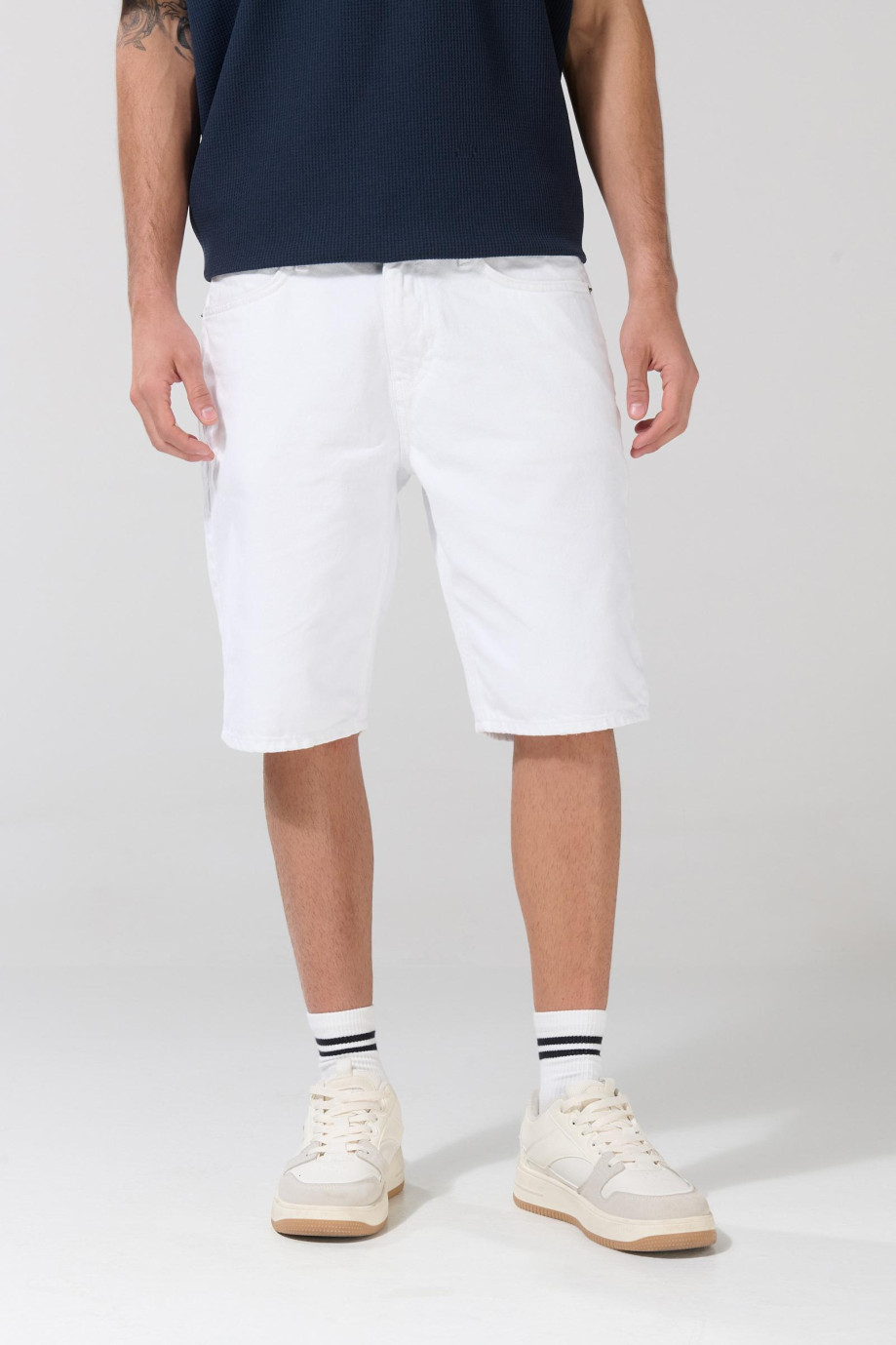 Bermuda slim de jean blanca tiro bajo con bolsillos