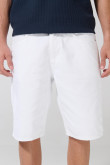 Bermuda slim de jean blanca tiro bajo con bolsillos