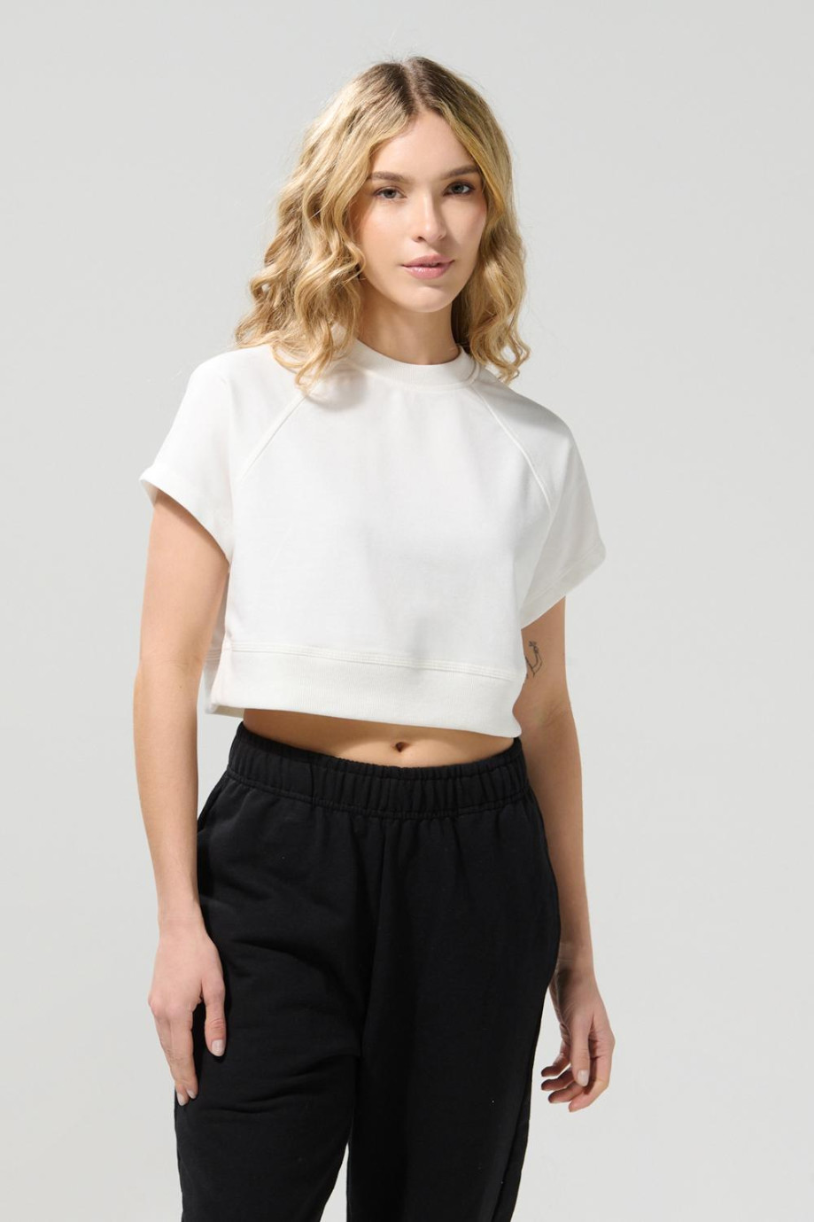 Camiseta crop top unicolor con manga ranglan corta