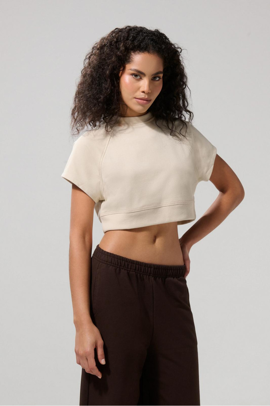 Camiseta crop top unicolor con manga ranglan corta
