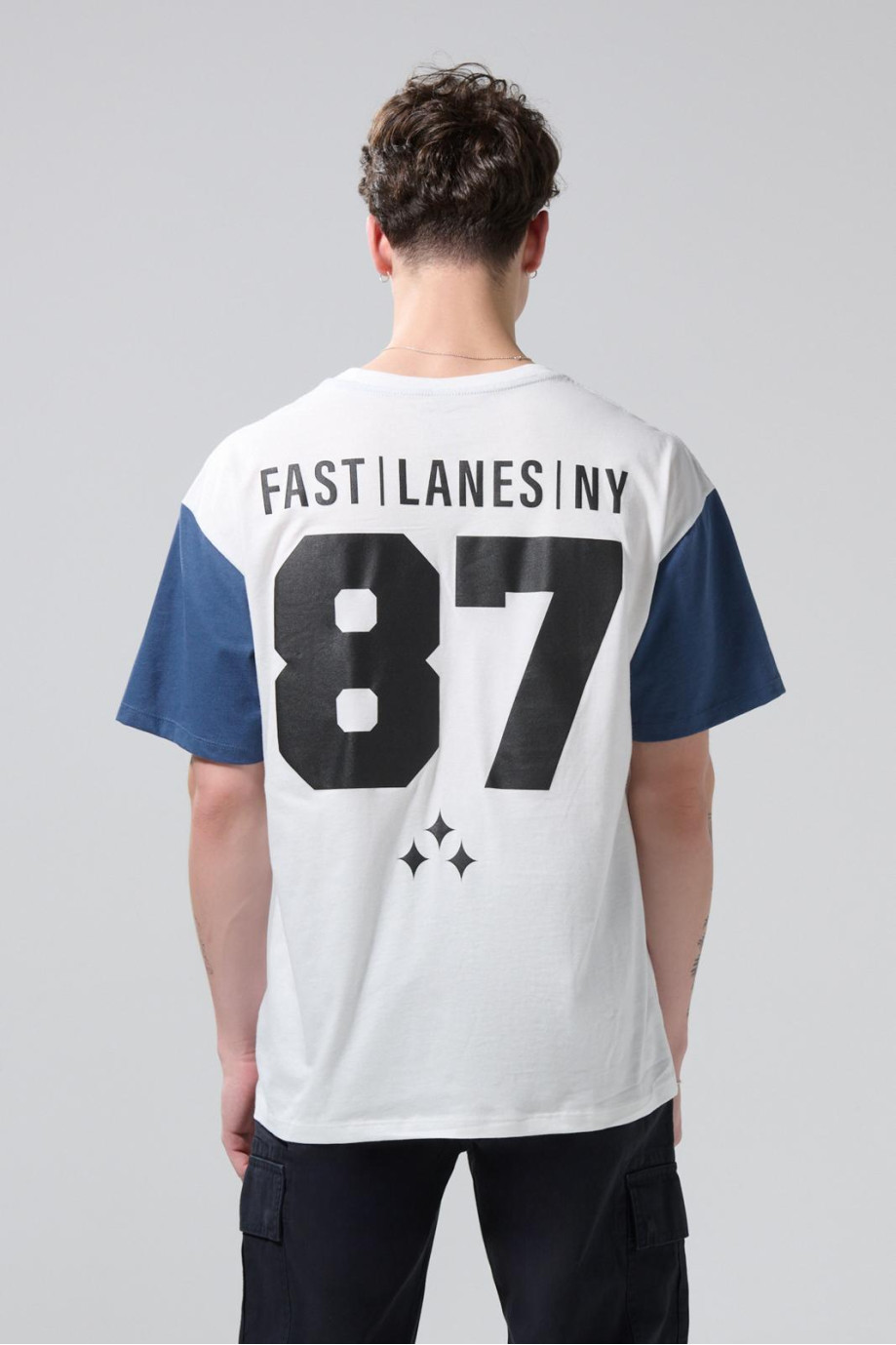 Camiseta cuello V college crema con corte azul