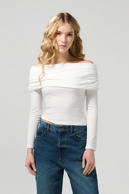 Camiseta unicolor con cuello bandeja, texturas y manga larga