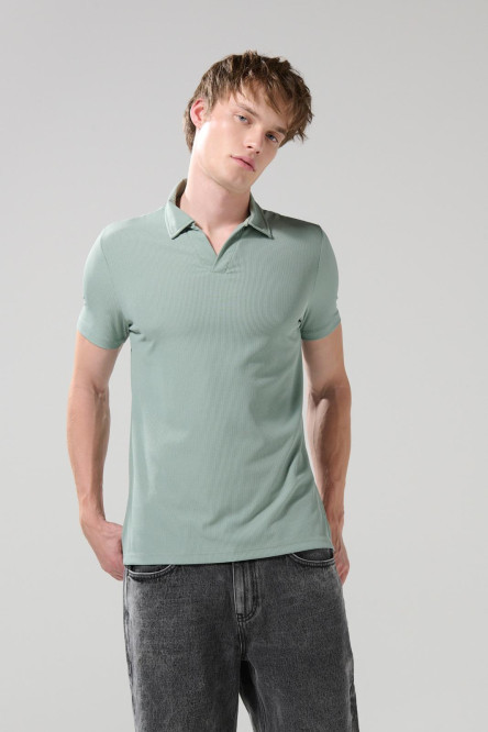 Camiseta polo unicolor con texturas y cuello V