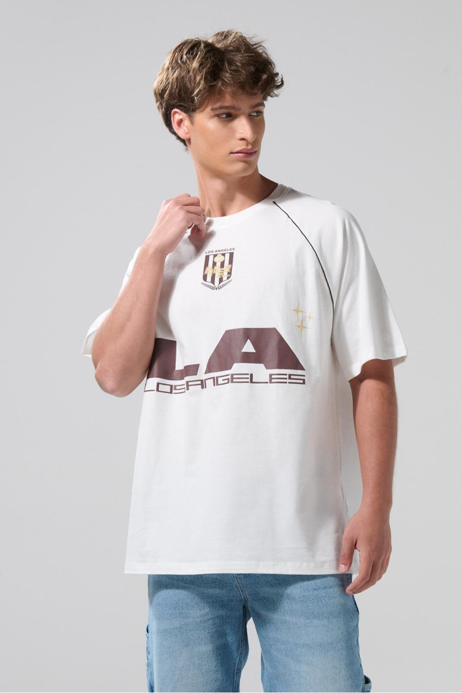 Camiseta oversize crema con arte college y manga ranglan