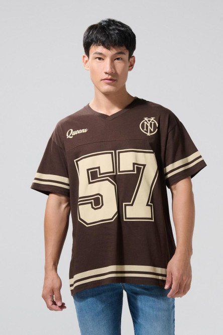 Camiseta cuello V oversize café oscura con arte college