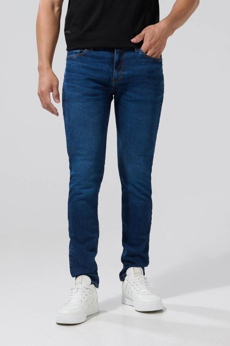 Jean azul slim con bolsillos, tiro bajo y desgastes