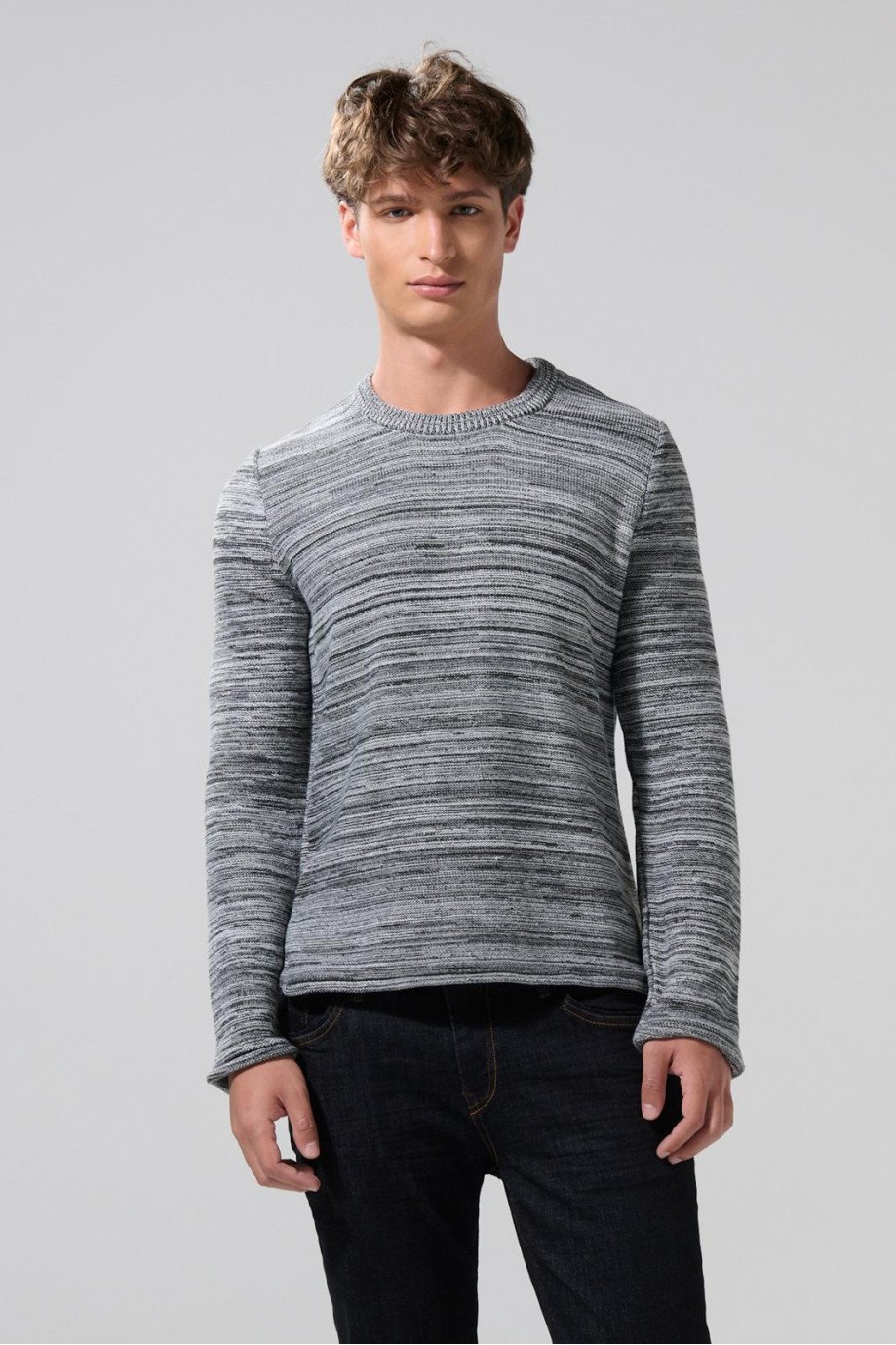 Suéter multicolor,  con cuello redondo y bordes sueltos