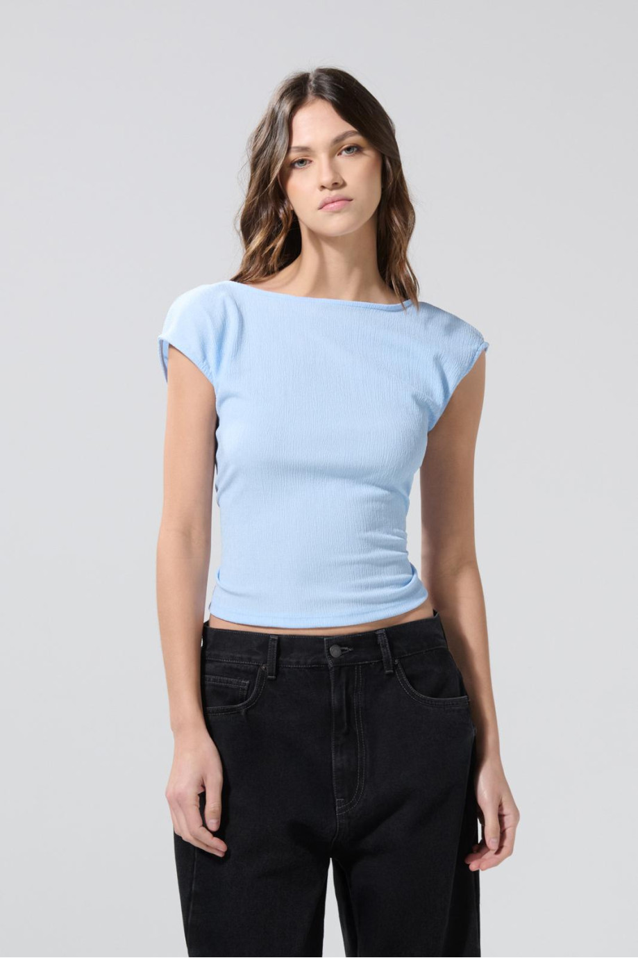 Camiseta unicolor manga corta con escote en espalda