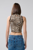 Camiseta kaki con diseño de animal print y cuello alto