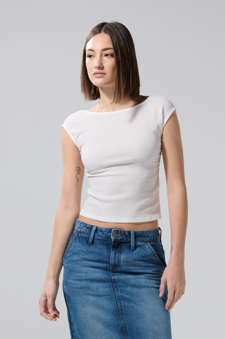 Camiseta unicolor manga corta con escote en espalda