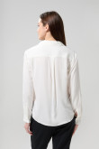 Blusa manga larga unicolor con escote en V y charreteras