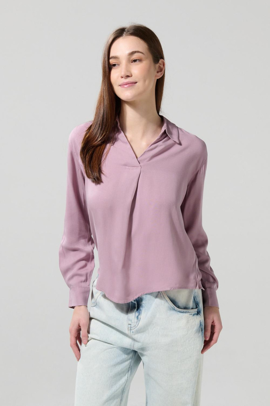 Blusa manga larga unicolor con escote en V y charreteras