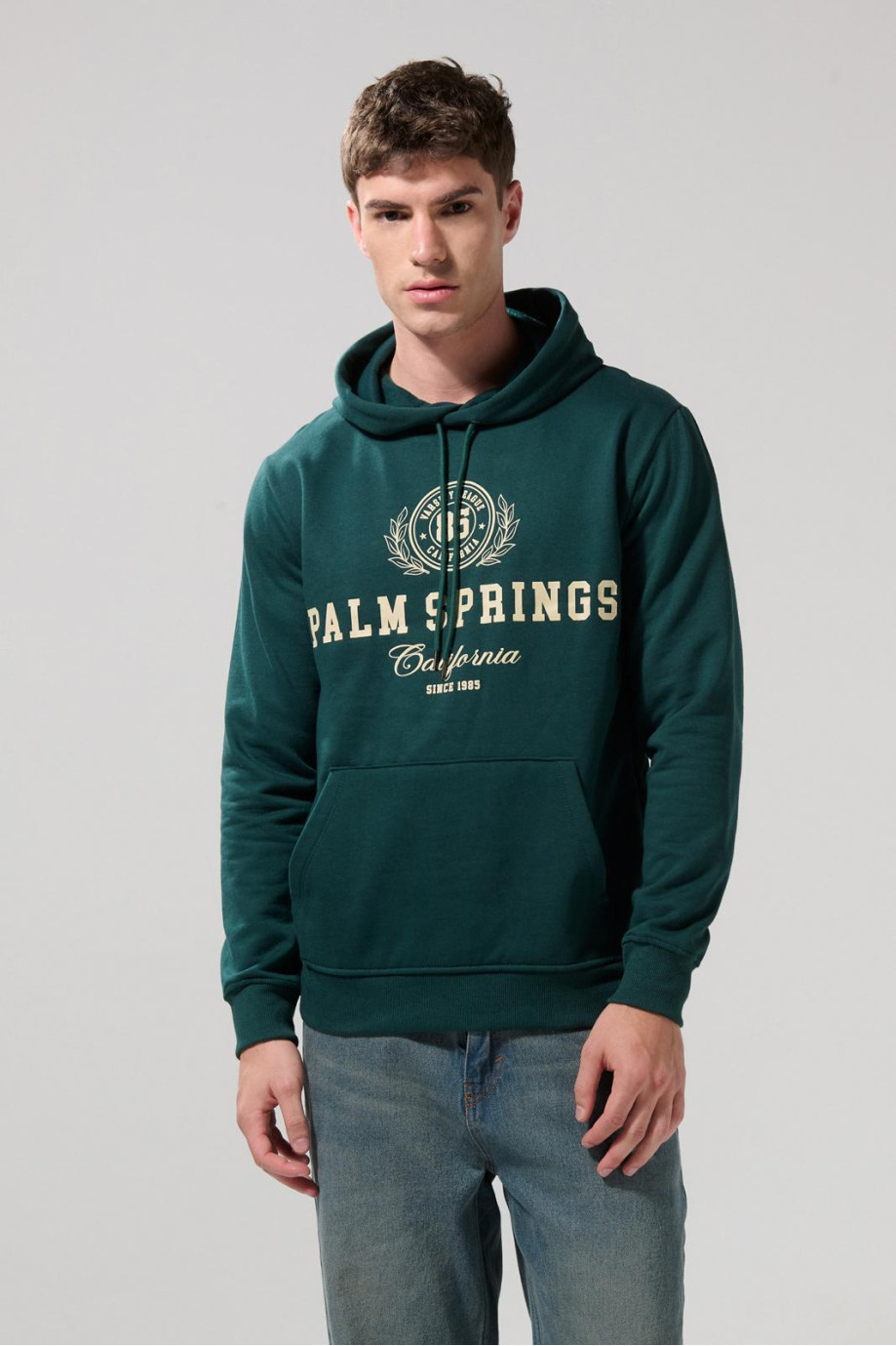 Buzo verde oscuro college con bolsillo y capota