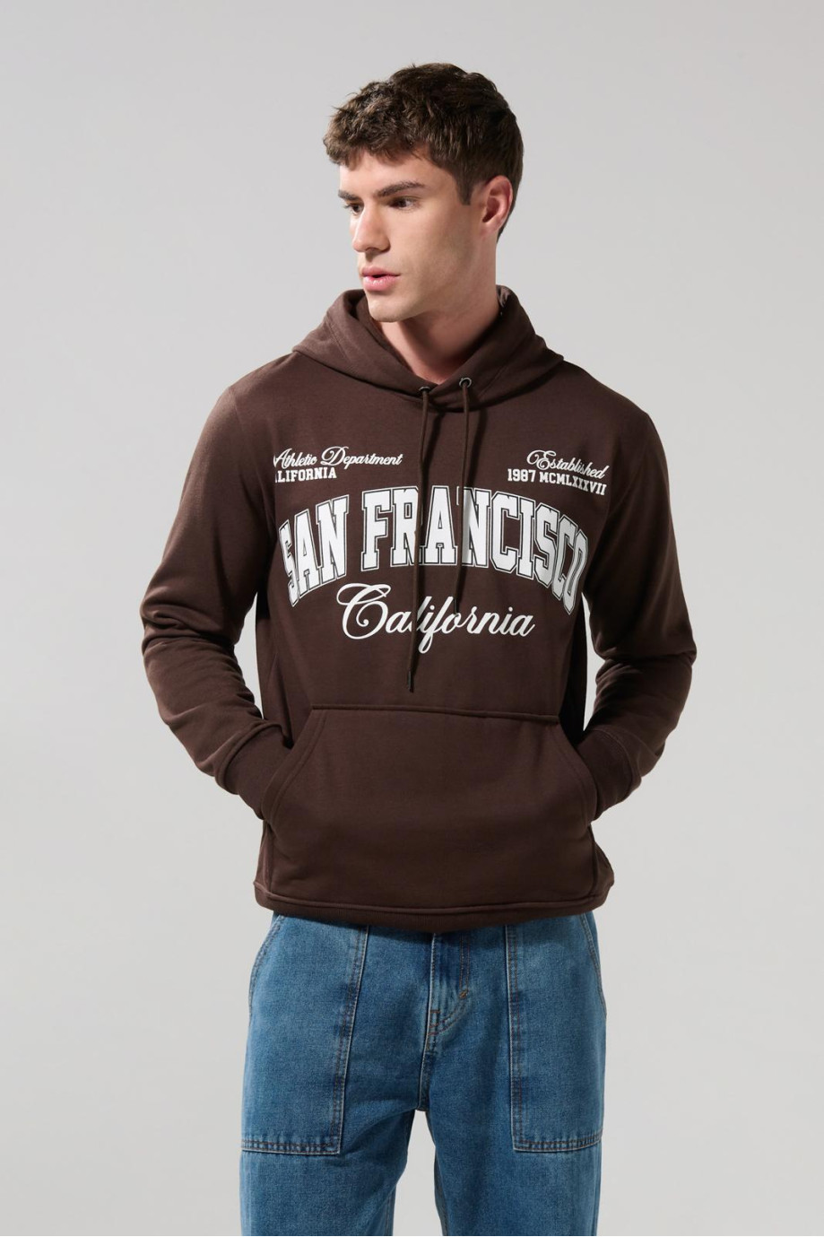 Buzo café oscuro con capota y diseño college en frente