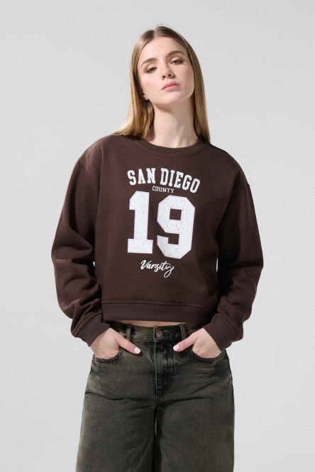 Buzo café oscuro cuello redondo con arte college numérico