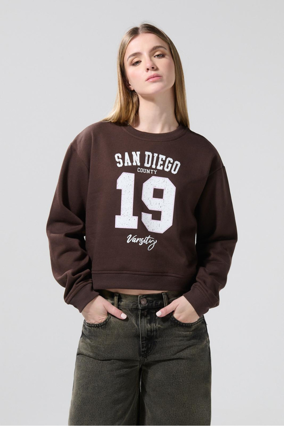 Buzo café oscuro cuello redondo con arte college numérico