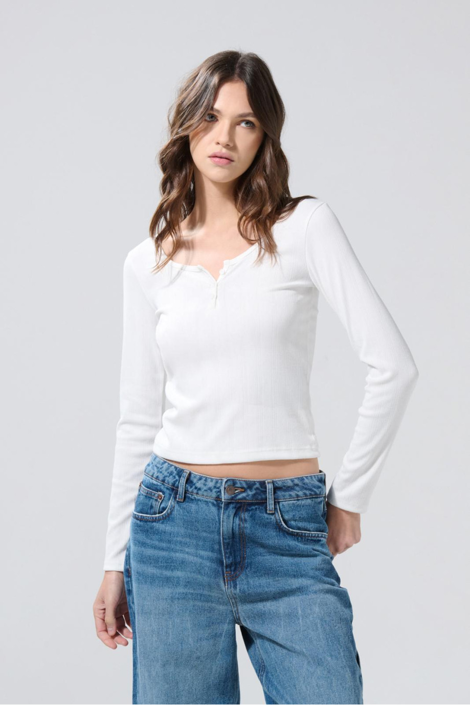 Camiseta blanca con cuello U, manga larga y botones