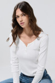 Camiseta blanca con cuello U, manga larga y botones