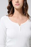 Camiseta blanca con cuello U, manga larga y botones