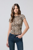Camiseta kaki clara con diseño animal print y cuello ojal