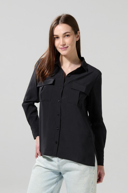 Blusa unicolor manga larga con bolsillos y prense