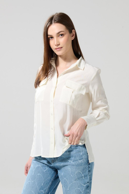 Blusa unicolor manga larga con bolsillos y prense