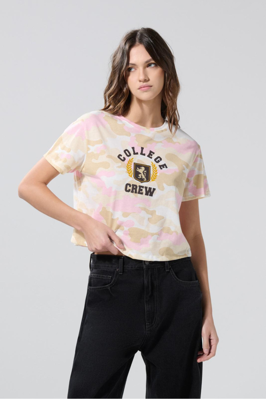 Camiseta crema crop top college con diseño camuflado