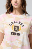 Camiseta crema crop top college con diseño camuflado