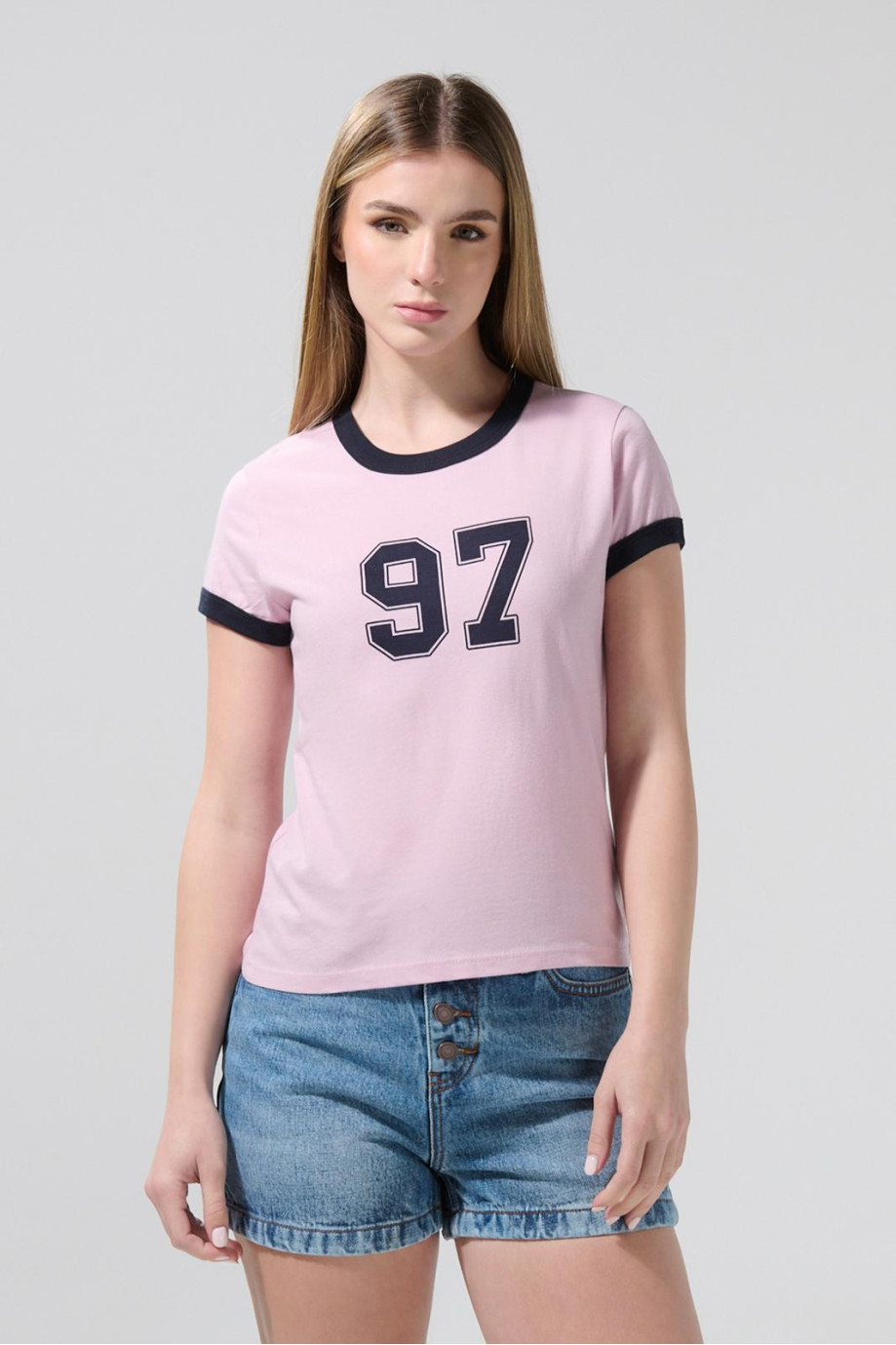 Camiseta cuello y puños en contraste femenina, con arte estilo college