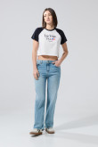 Camiseta crop top crema college con manga ranglan