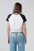 Camiseta crop top crema college con manga ranglan