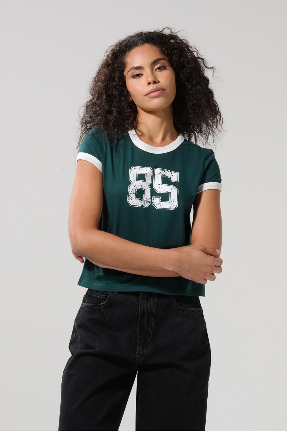 Camiseta verde oscura manga corta college con contrastes