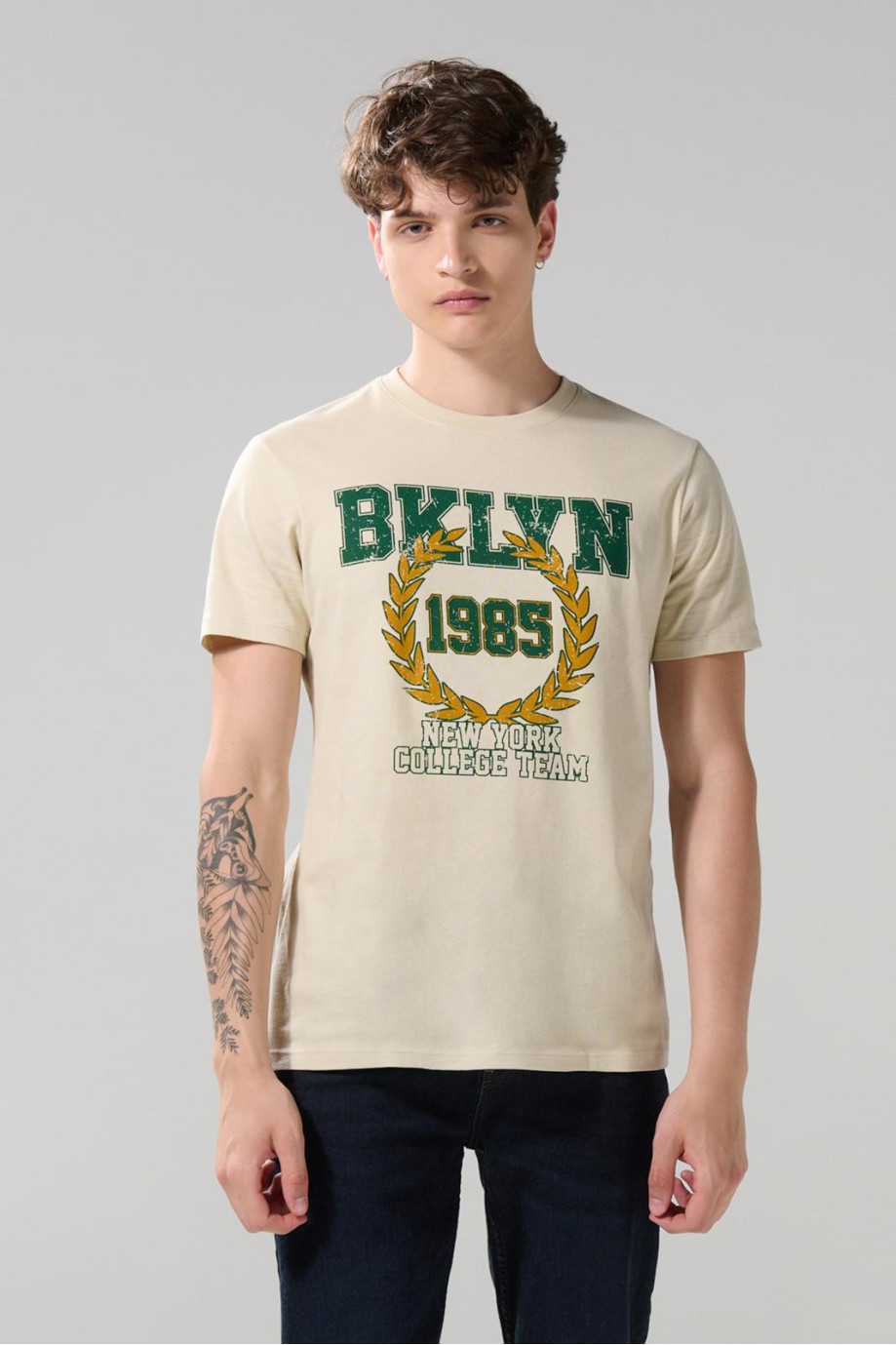 Camiseta cuello redondo kaki con estampado college